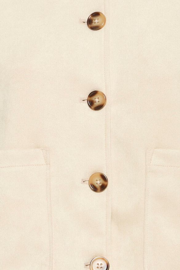 Chaqueta corta de antelina beige con botones nacarados – b.young