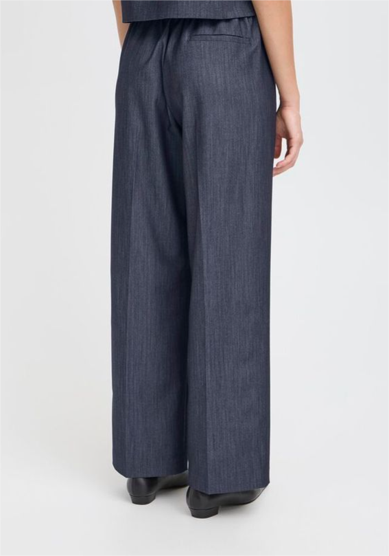 PANTALÓN OSCURO DE  I C H I