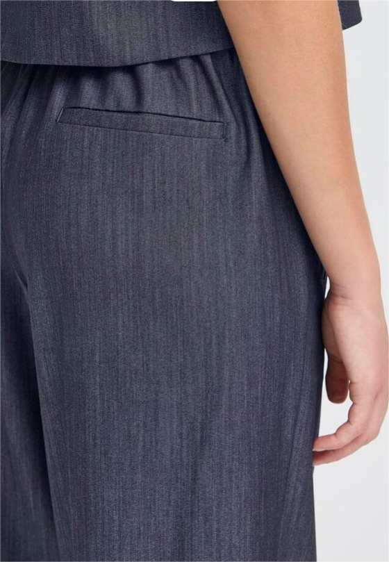 PANTALÓN OSCURO DE  I C H I