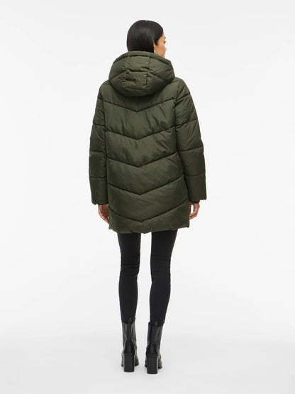 Chaqueta verde militar con capucha y cremalleras negras de V I L A