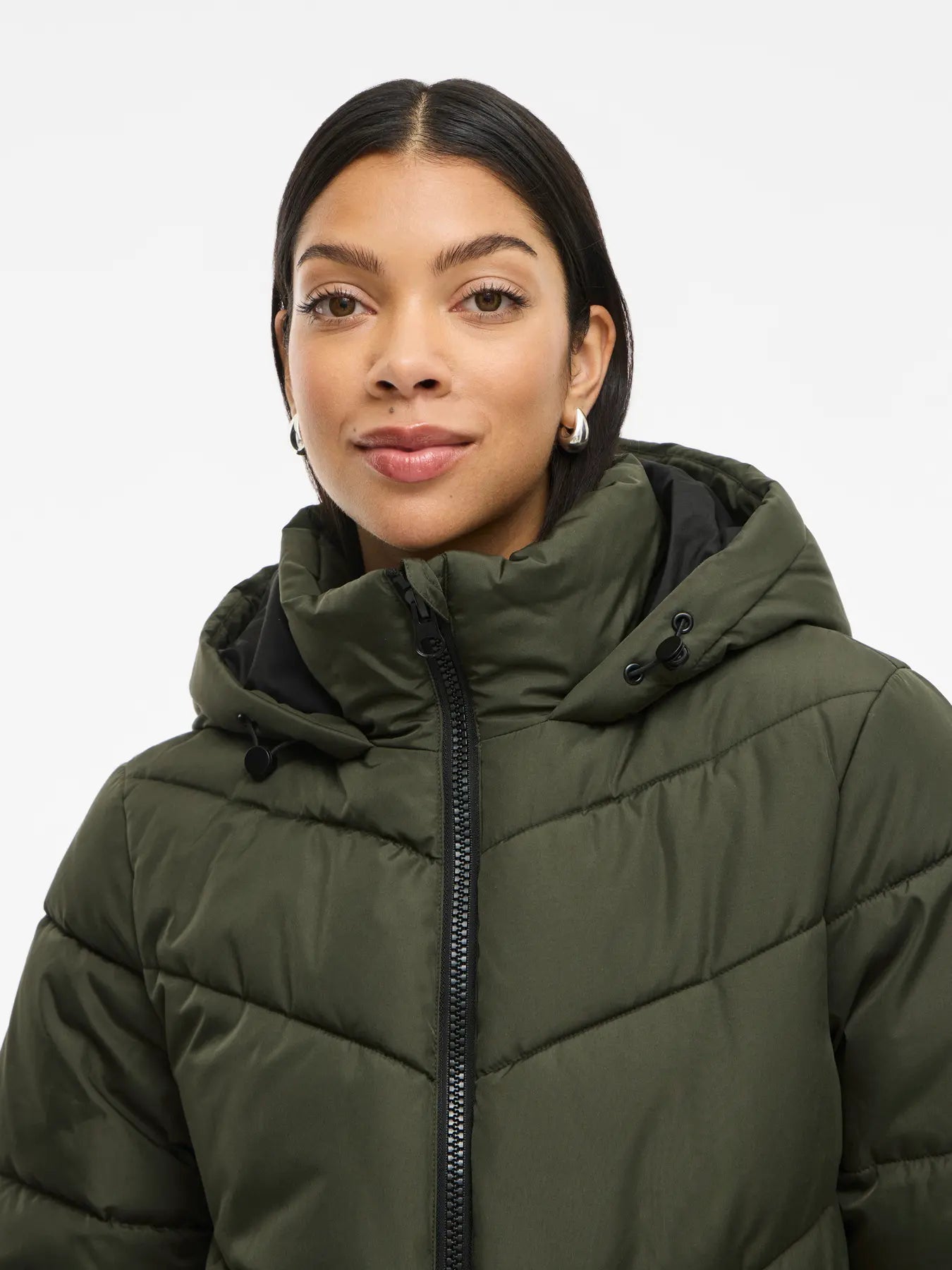 Chaqueta verde militar con capucha y cremalleras negras de V I L A