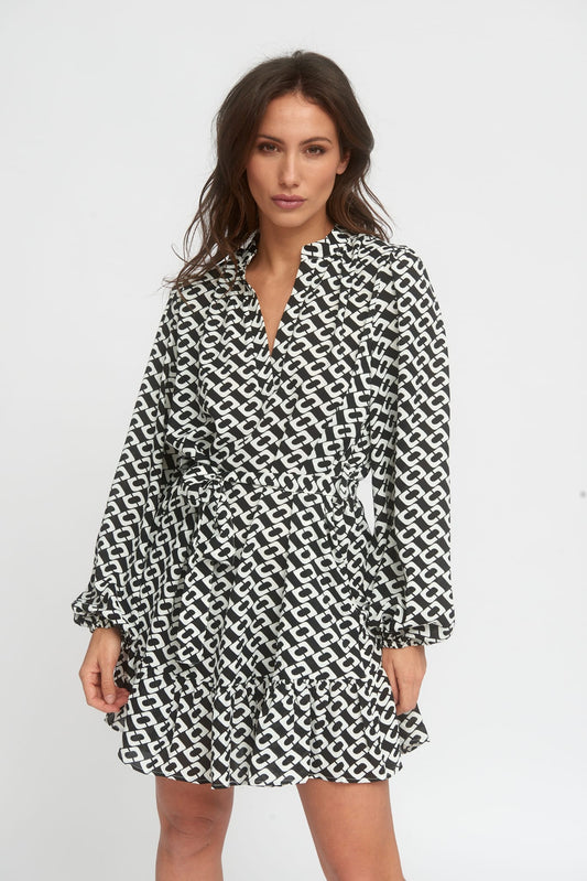 Vestido corto con estampado geométrico en blanco y negro