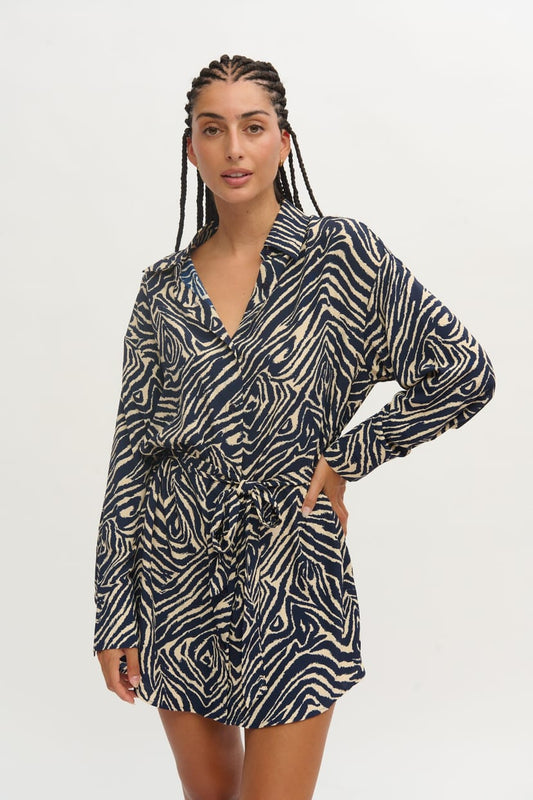 Vestido corto con estampado geométrico en tonos azul marino y beige