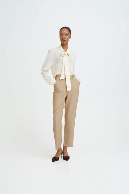 Pantalón Clásico de Traje · b.young