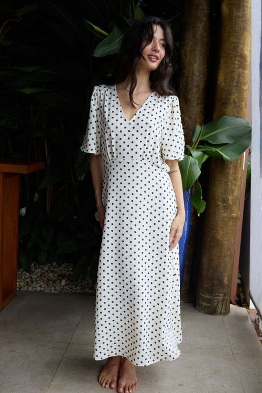 Vestido midi estampado relieve blanco roto – ICHI 🤍✨